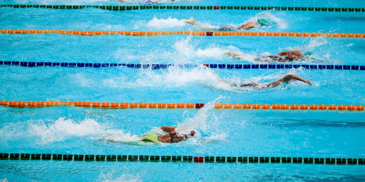 Natación piscina deporte agua ejercicio salud bienestar físico
