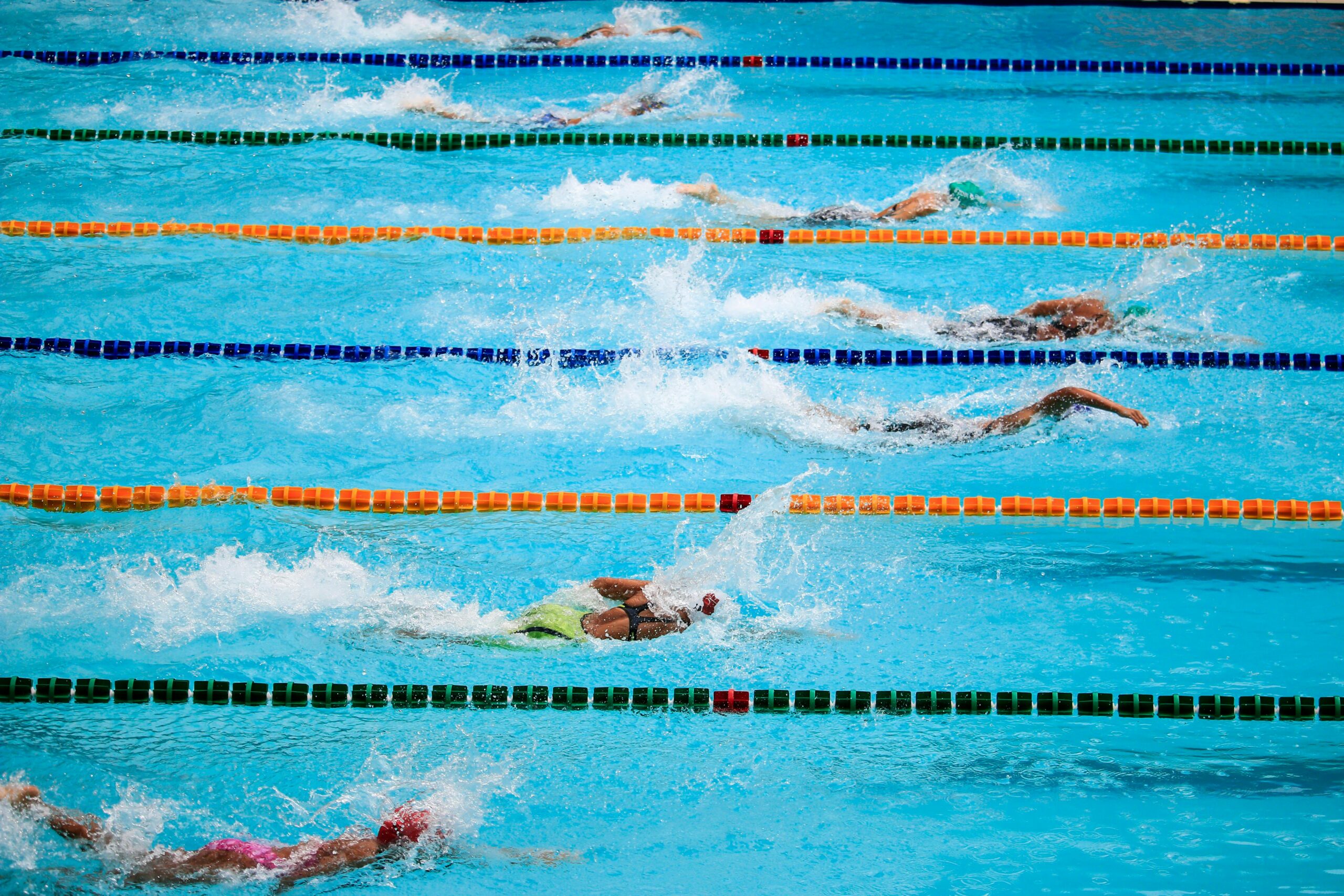 Nadador en piscina natación deporte agua ejercicio cardiovascular salud bienestar físico técnica