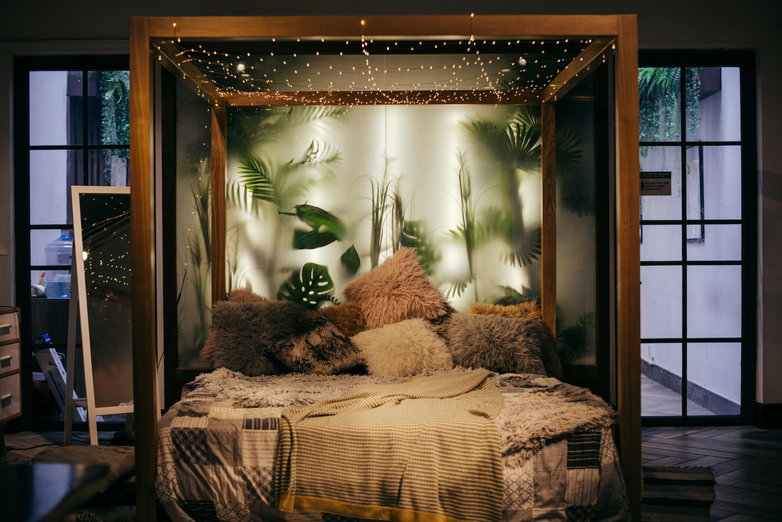 Dormitorio acogedor luz tenue plantas textiles cálidos cama ordenada relajación descanso hogar