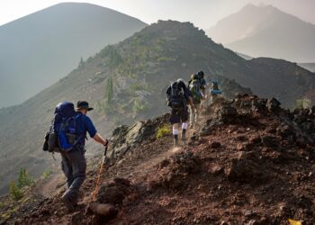 Viaje mochila aventura turismo naturaleza montaña exploración