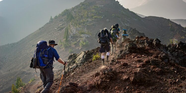 Viaje mochila aventura turismo naturaleza montaña exploración