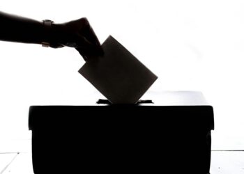 Parlamento político gobierno debate democracia instituciones