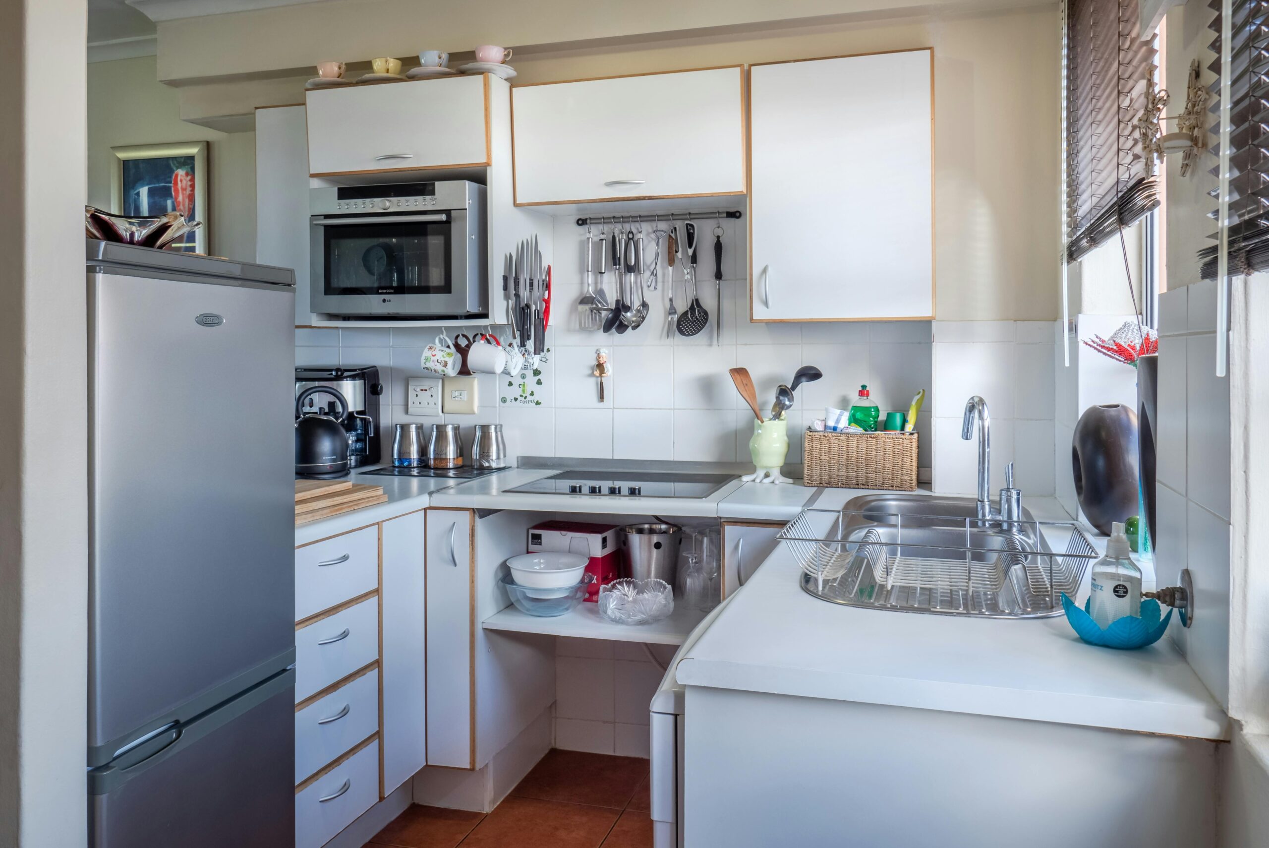 Cocina organizada limpia ordenada almacenamiento eficiente hogar práctico moderno