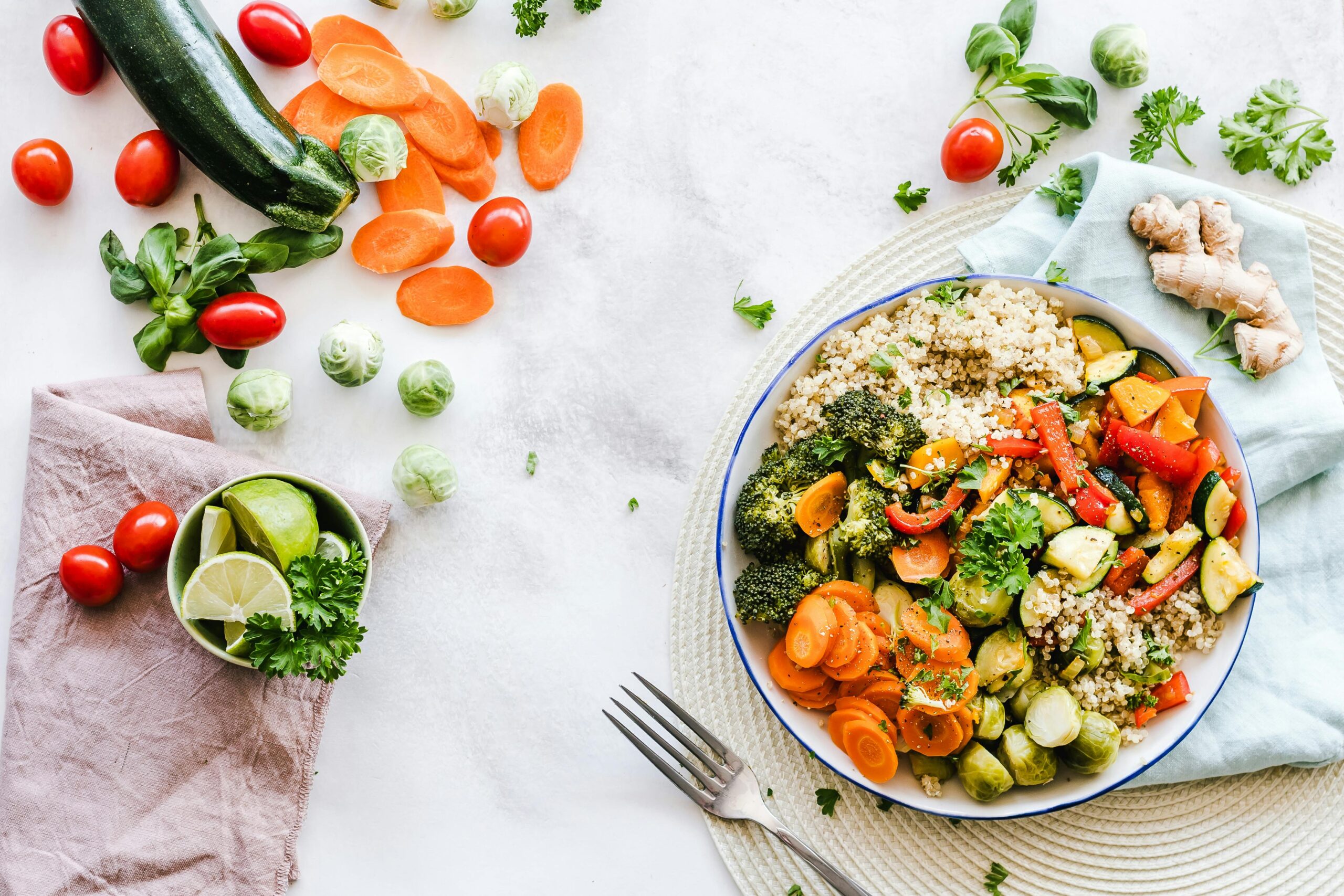 Plato verduras frutas alimentación equilibrada nutrición saludable dieta variada colorida