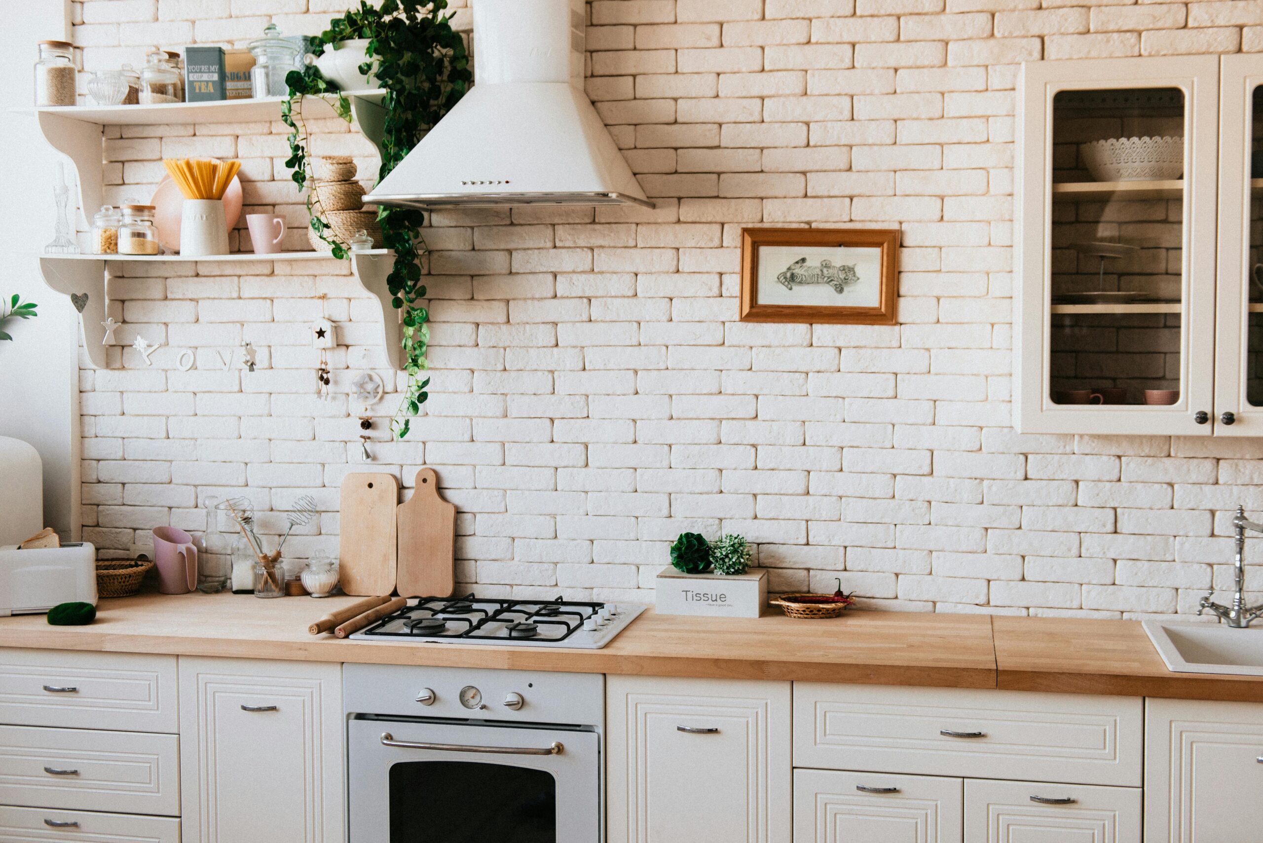 Cocina moderna bien organizada y ordenada con espacio optimizado almacenamiento inteligente