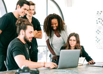 Emprendedor trabajando startup ordenador oficina economía negocio
