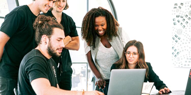 Emprendedor trabajando startup ordenador oficina economía negocio