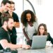 Emprendedor trabajando startup ordenador oficina economía negocio