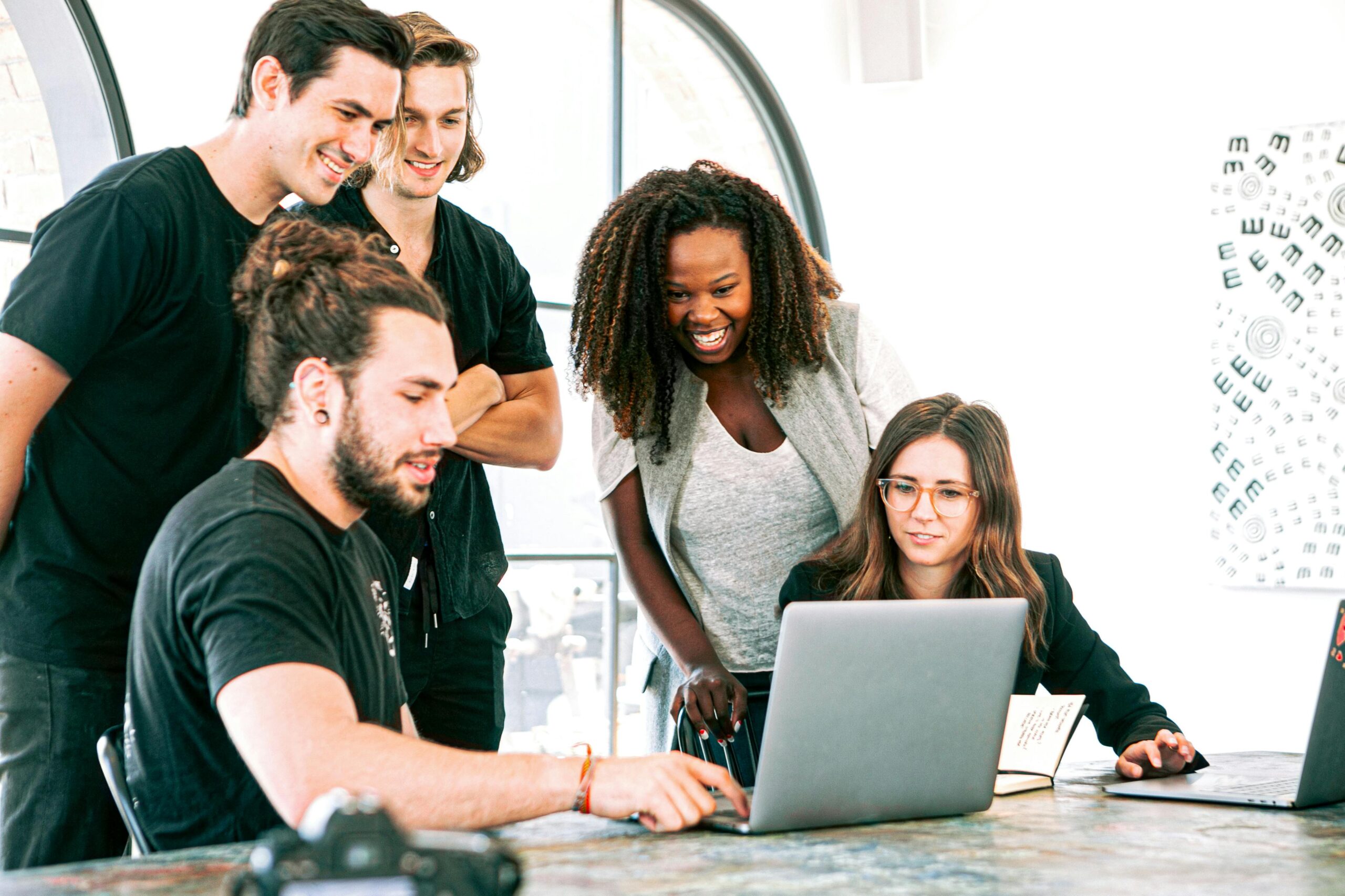 Emprendedor trabajando en startup ordenador portátil negocio economía 2026