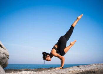 Yoga ejercicio bienestar mujer meditación salud cuerpo mente