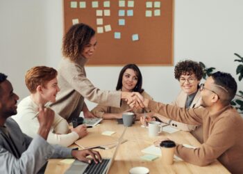Equipo de trabajo colaborando en reunión de empresa oficina profesional