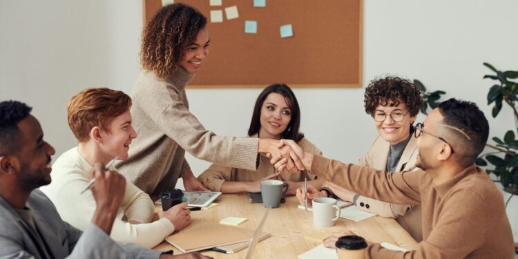 Equipo de trabajo colaborando en reunión de empresa oficina profesional