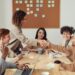 Personas trabajando juntas en oficina moderna colaboración equipo sociedad