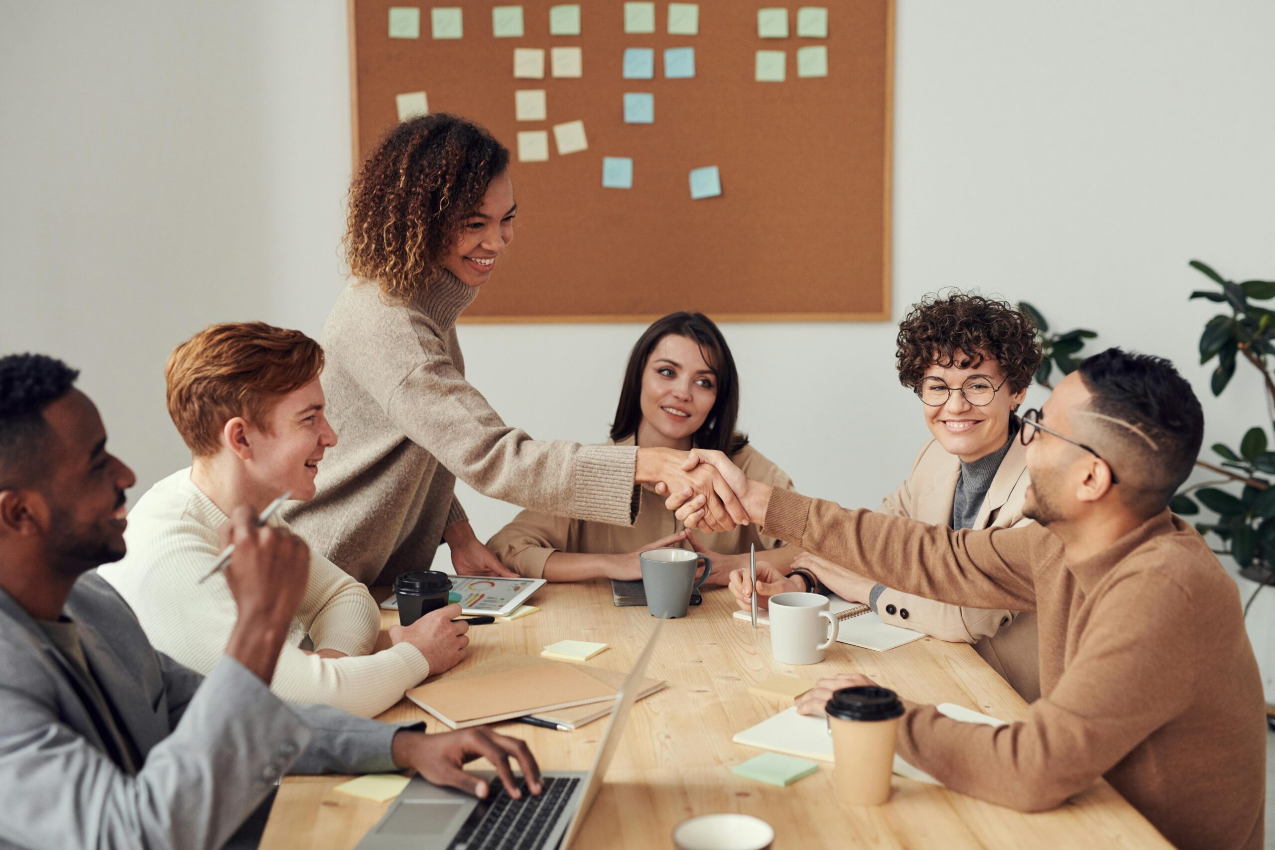 Personas trabajando en equipo colaboración sociedad trabajo conciliación laboral