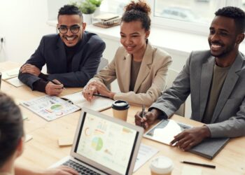 Grupo de personas diversas sonriendo comunidad inclusión sociedad convivencia