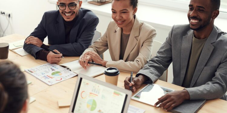 Grupo de personas diversas sonriendo comunidad inclusión sociedad convivencia