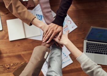 Personas diversas sociedad convivencia comunidad vida urbana