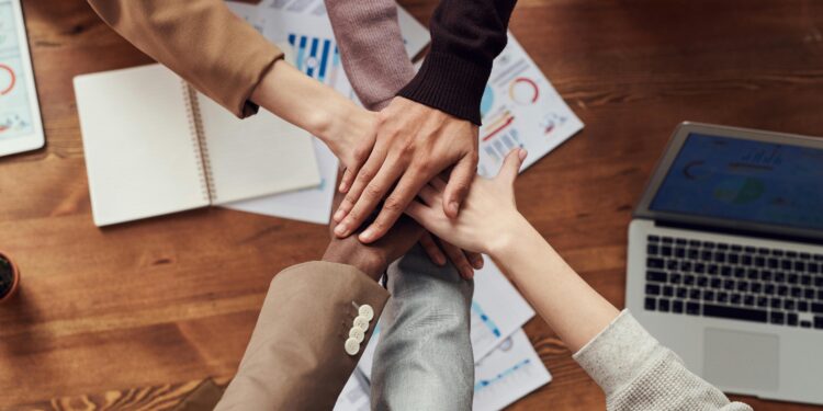 Personas diversas sociedad convivencia comunidad vida urbana