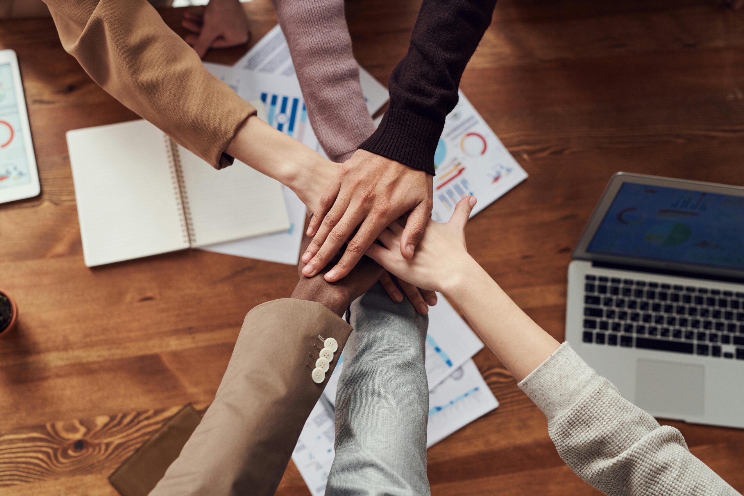 Personas diversas trabajando juntas comunidad conexión social convivencia solidaridad