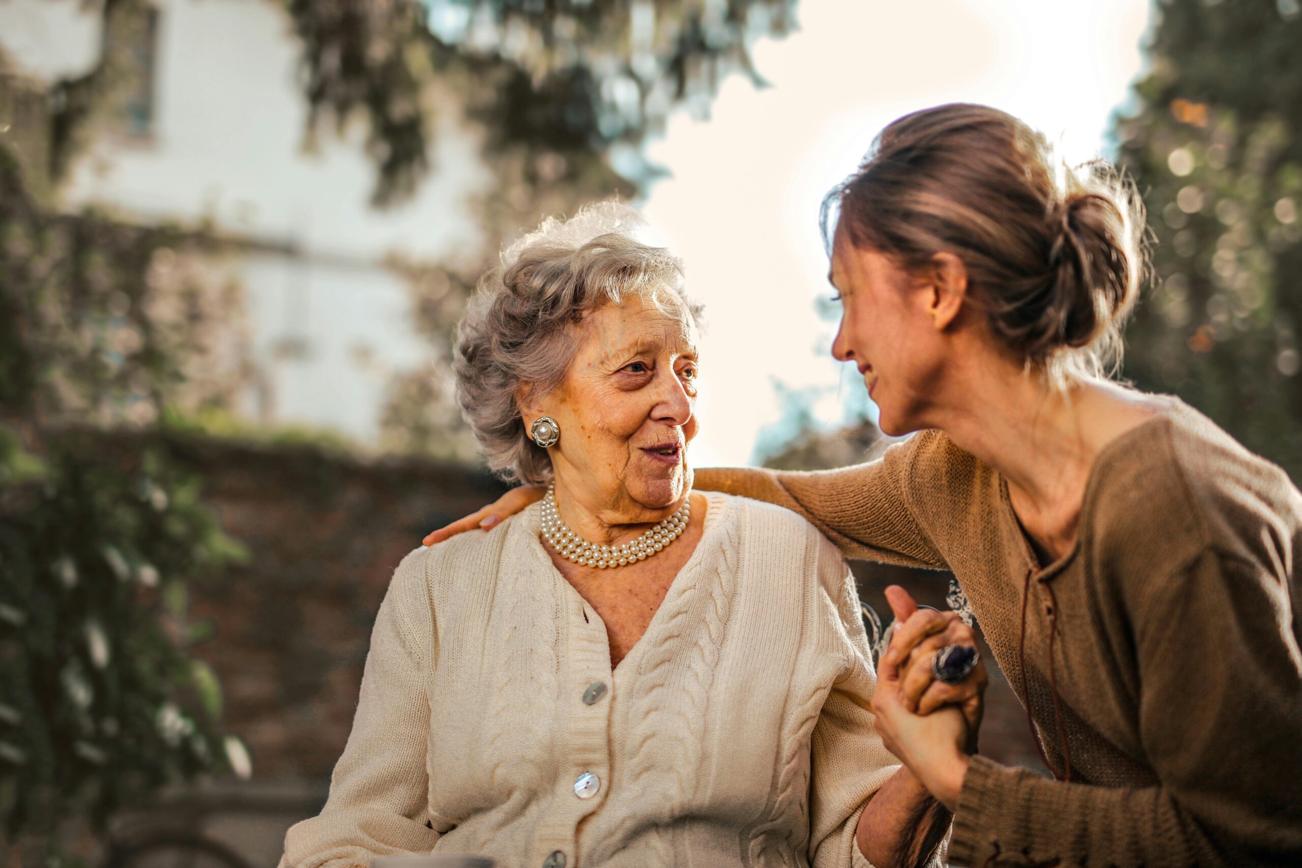 Personas mayores activas haciendo ejercicio al aire libre tercera edad vida saludable