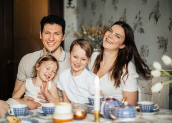 Mujer lifestyle rutina mañana café bienestar hábitos positivos