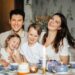 Mujer lifestyle rutina mañana café bienestar hábitos positivos