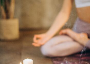 Persona meditando mindfulness bienestar mental salud relajación
