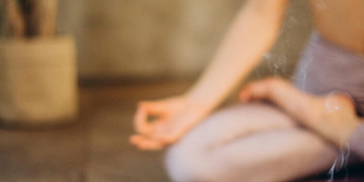 Persona meditando mindfulness bienestar mental salud relajación