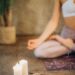 Persona meditando mindfulness bienestar mental salud relajación