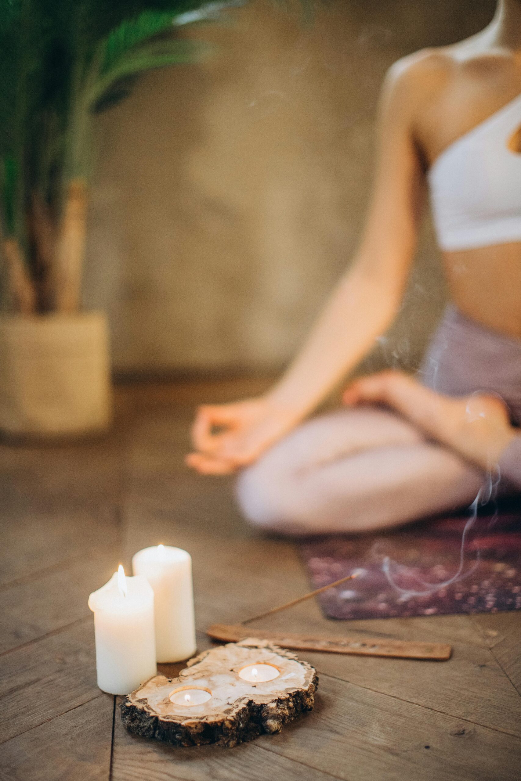 Persona meditando al aire libre mindfulness atención plena bienestar mental