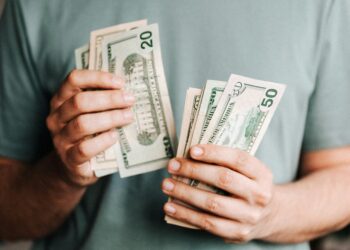 Persona gestionando finanzas personales ahorro presupuesto economía hogar