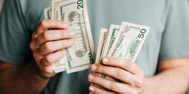 Persona gestionando finanzas personales ahorro presupuesto economía hogar