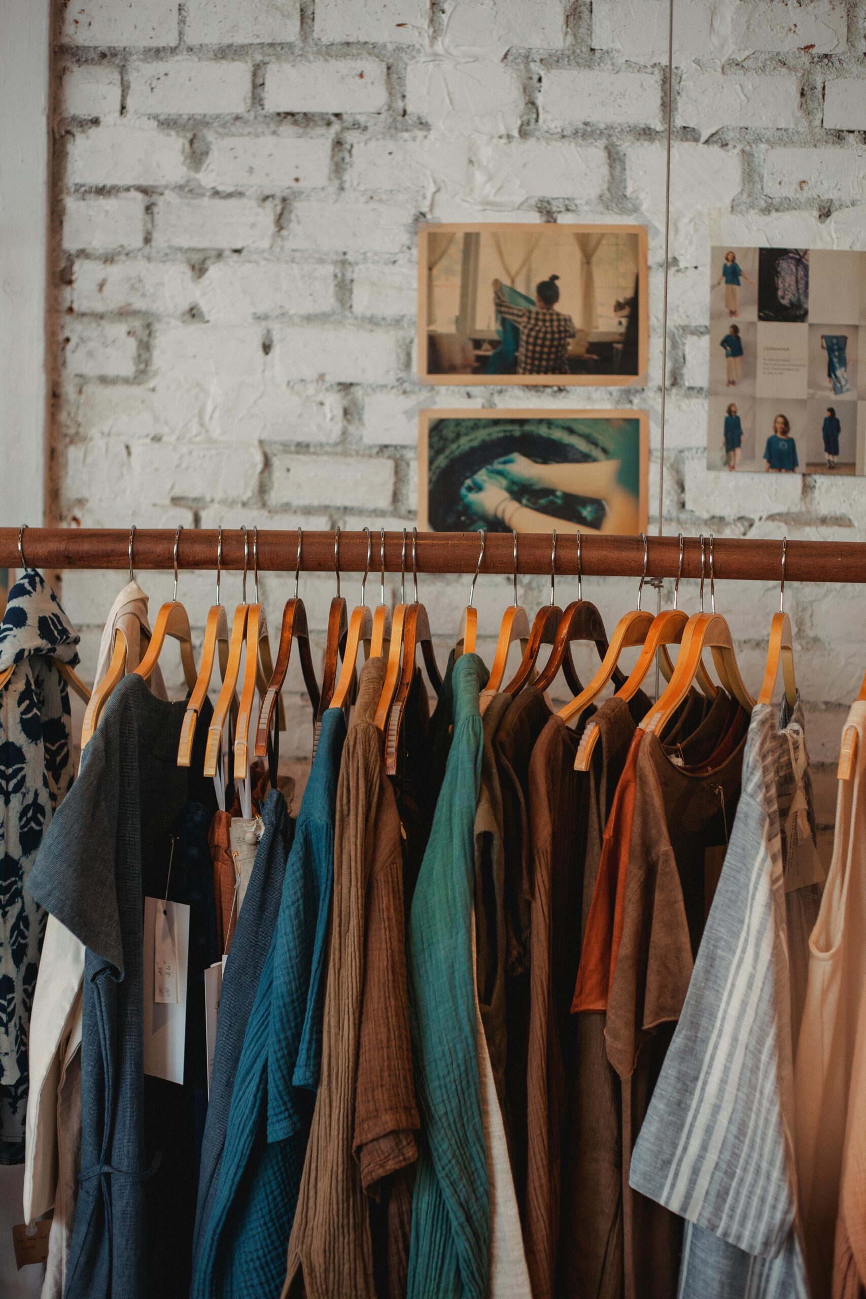 Ropa sostenible colgada natural fibras orgánicas moda ética medio ambiente consumo responsable