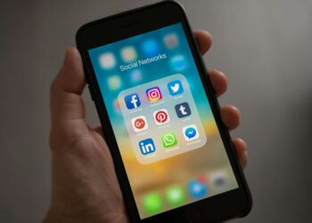 Persona usando smartphone redes sociales entretenimiento digital ocio