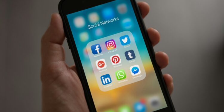 Persona usando smartphone redes sociales entretenimiento digital ocio