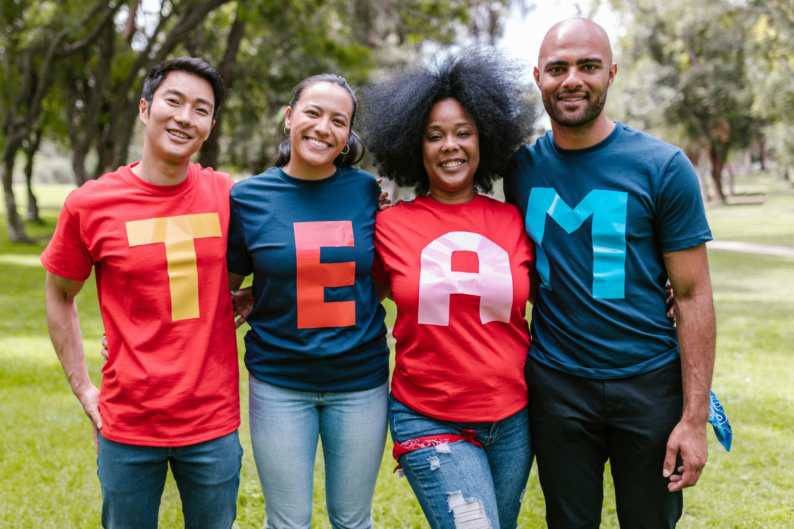 Personas mayores activas sonriendo comunidad envejecimiento saludable tercera edad bienestar