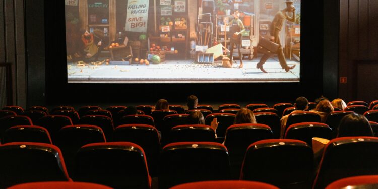 Película cine palomitas entretenimiento pantalla sala oscura ocio