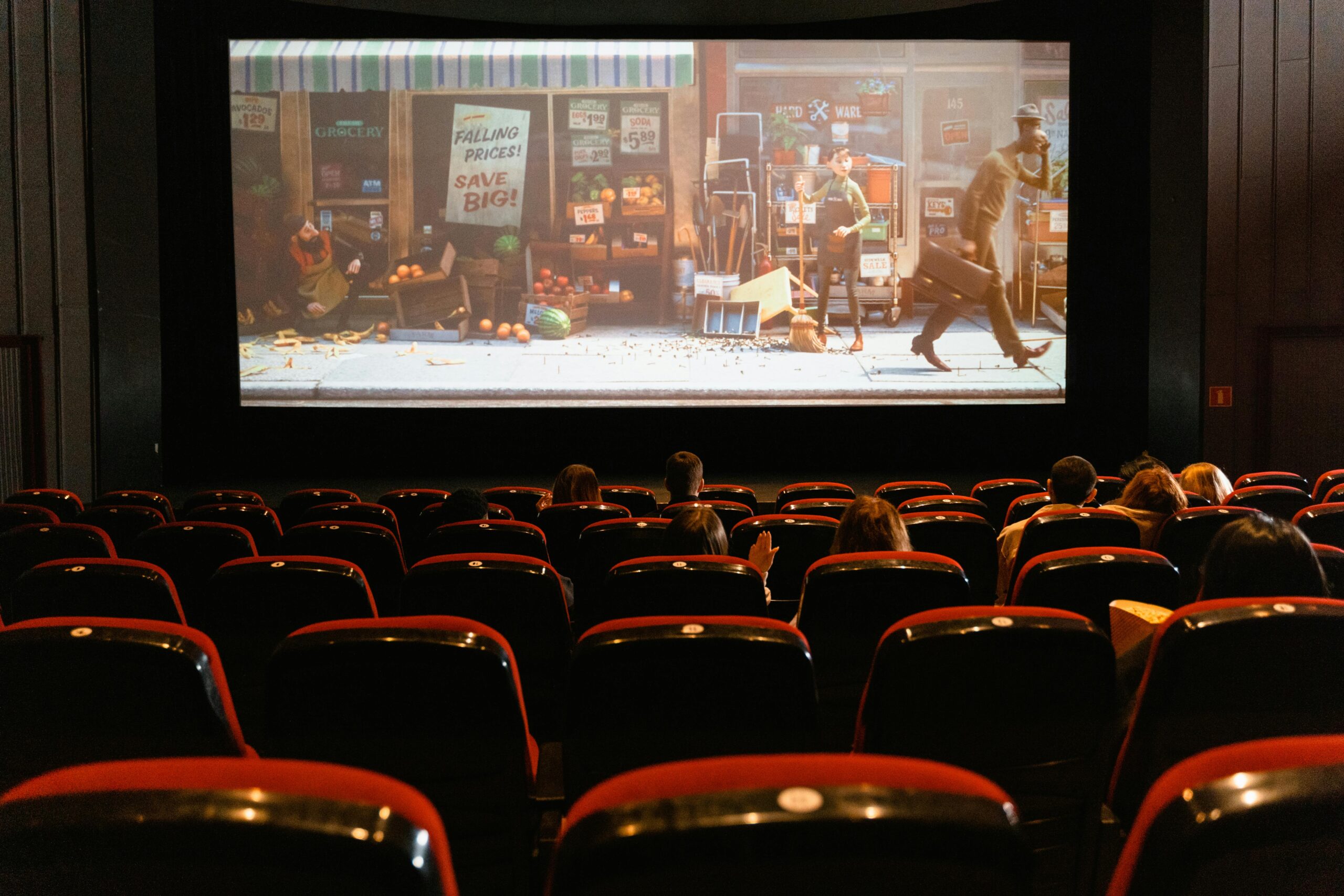 Sala de cine oscura pantalla grande palomitas película entretenimiento ocio experiencia cinematográfica