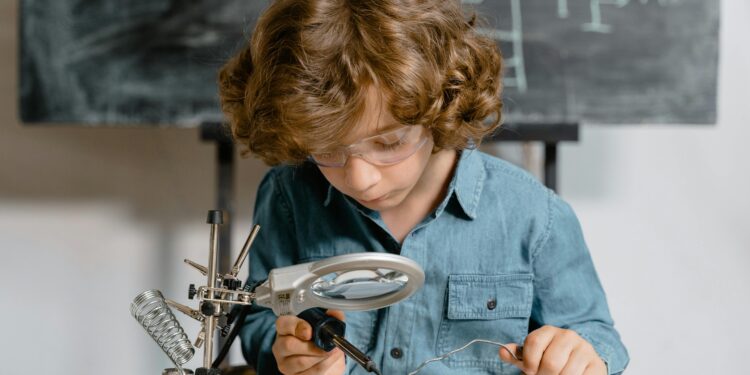 Niños estudiando educación escuela aprendizaje futuro