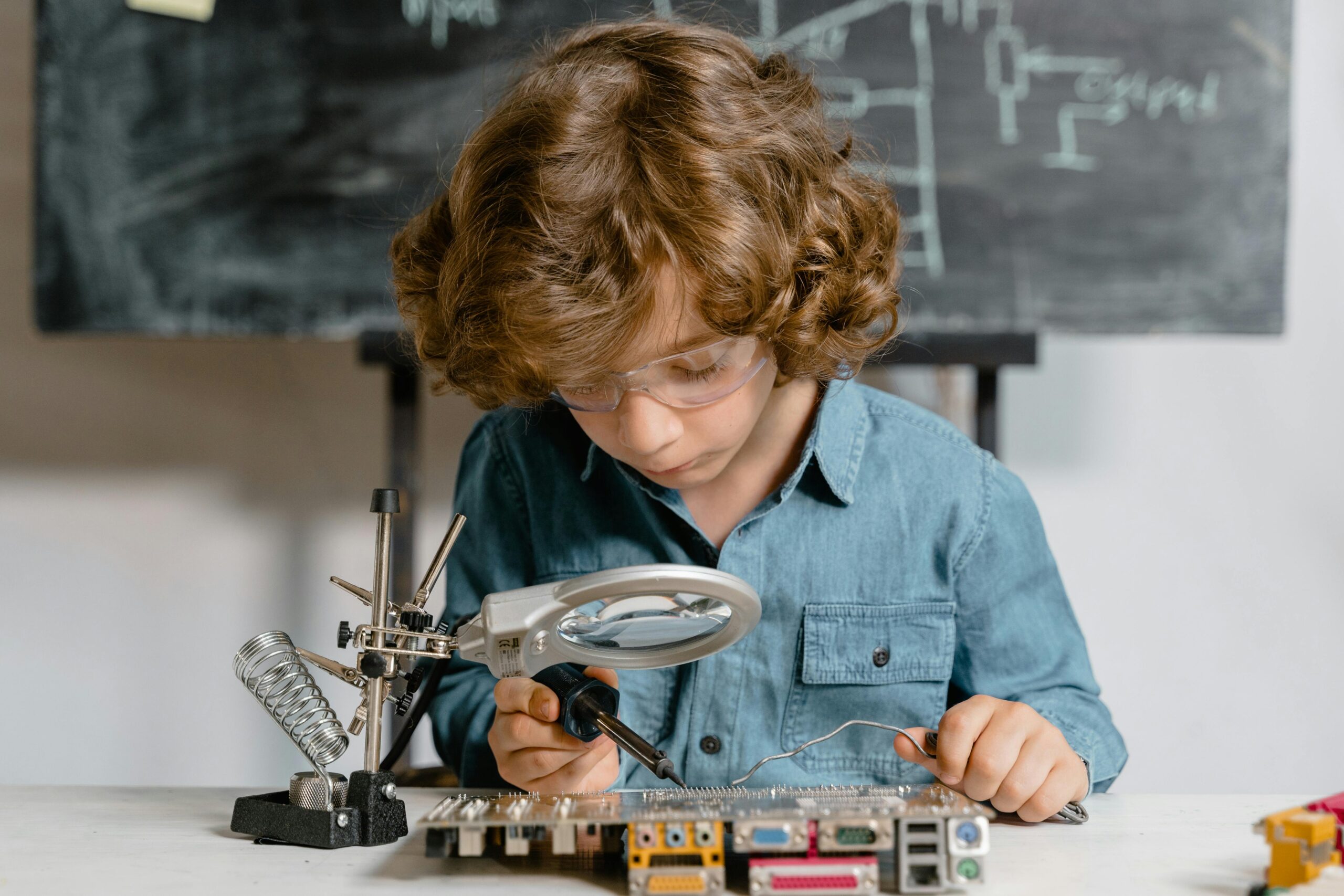 Niños estudiando en casa con apoyo familiar educación aprendizaje hábitos estudio