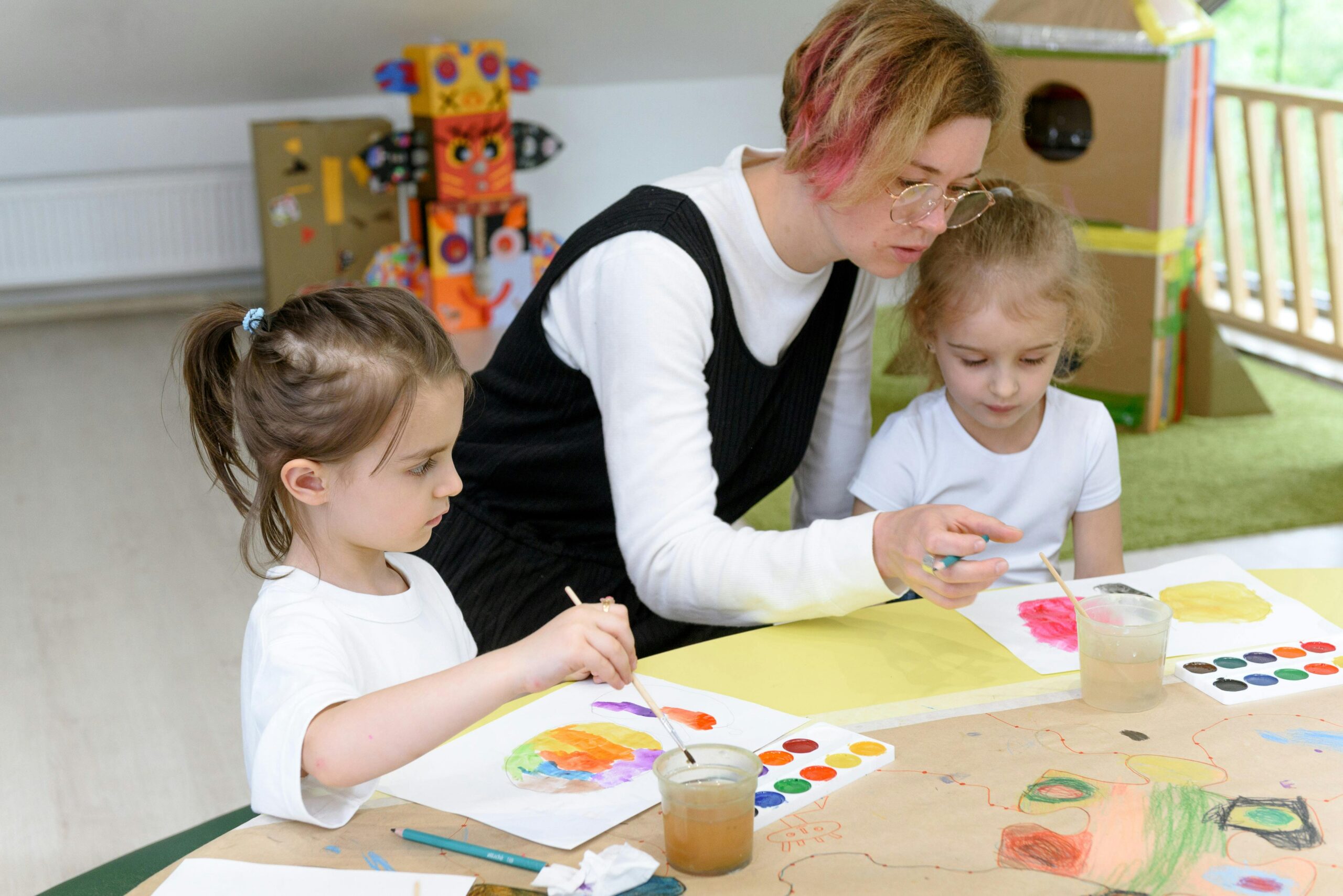 Niños trabajando juntos proyecto escolar colaboración creatividad aprendizaje educación primaria