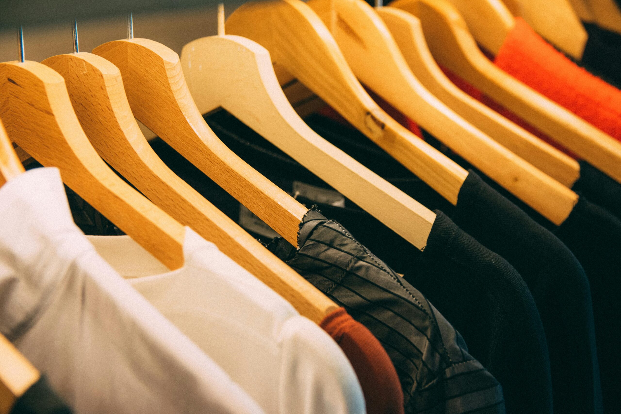 Mujer con ropa de moda sostenible estilo consciente armario cápsula lifestyle