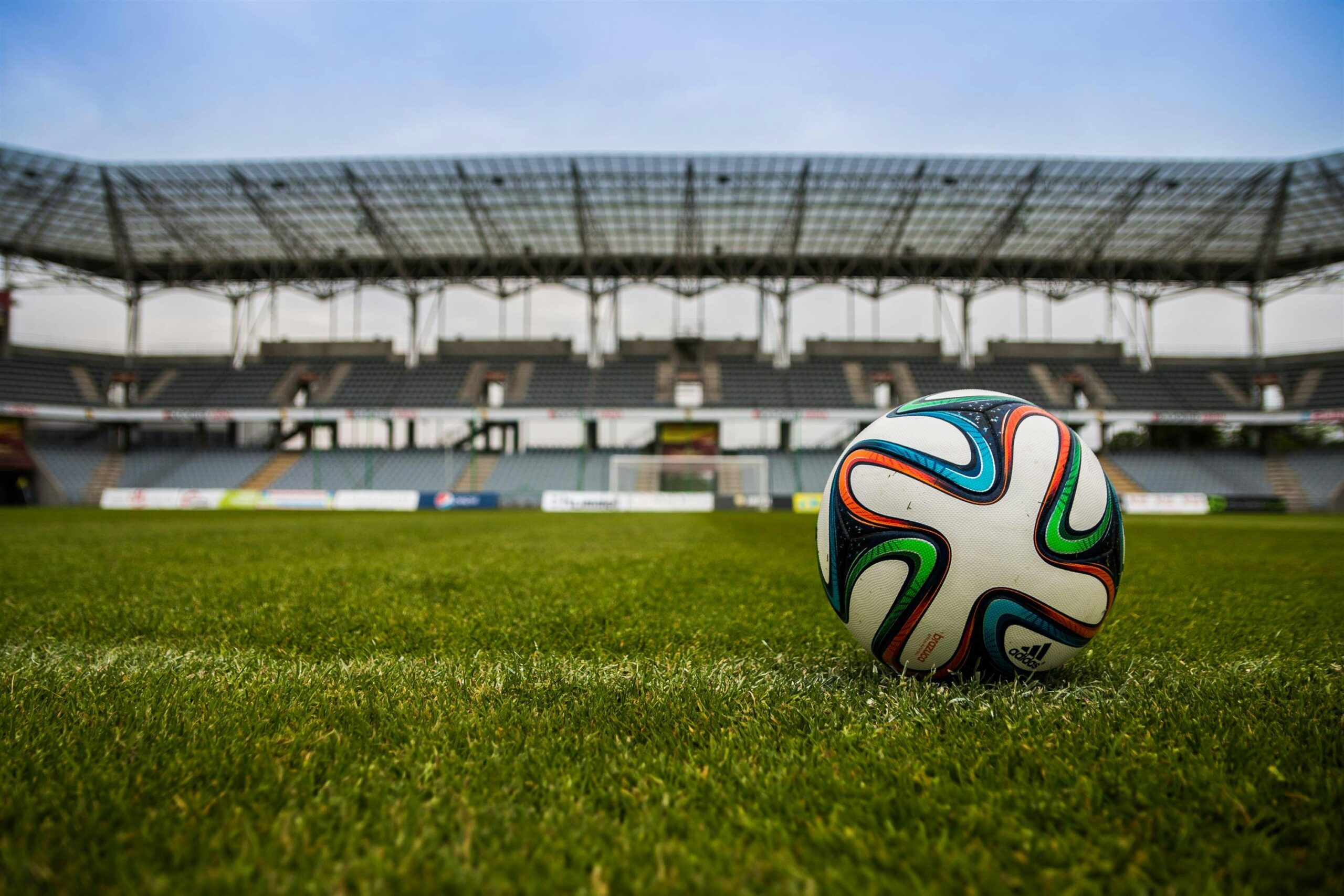 Balón de fútbol en campo de hierba deporte competición equipo partido jugadores estadio