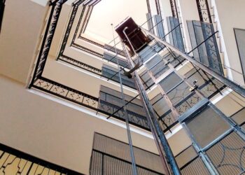 ¿Tu ascensor dispara la factura de la luz? Trucos para modernizarlo y ahorrar de verdad